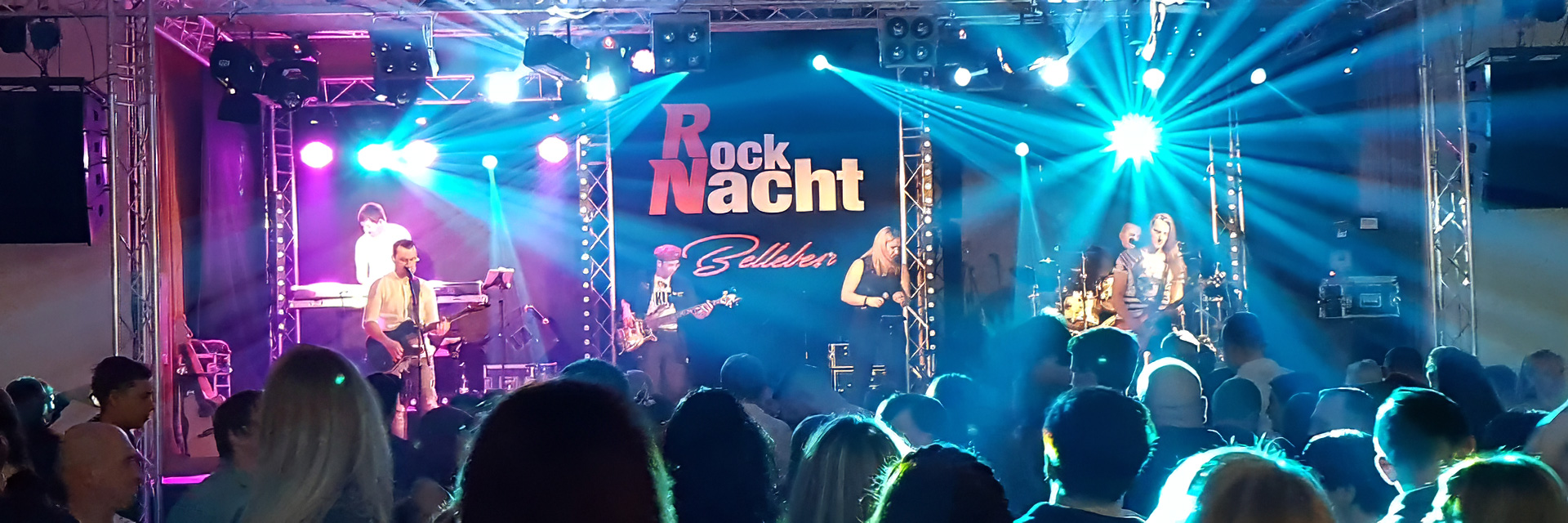 Band beim musizieren auf einer großen Bühne